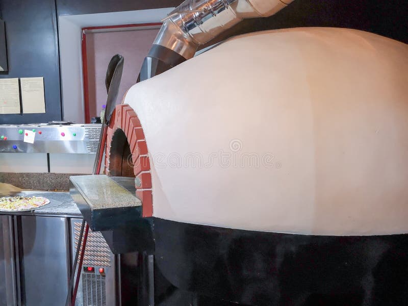 Four de pizza Un four traditionnel pour la pizza ? cuire et de cuisson photographie stock libre de droits Four de pizza Un four traditionnel pour la pizza ? cuire et de cuisson photographie stock libre de droits