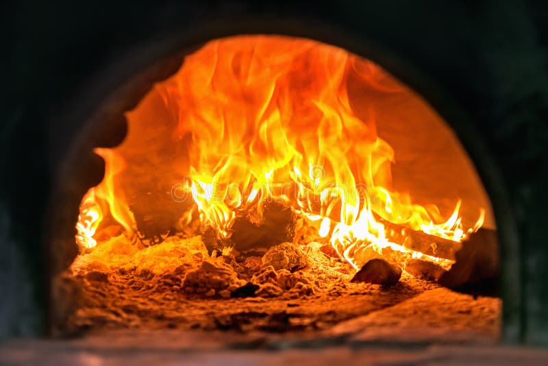 Four en bois de pizza italienne traditionnelle, détail du feu image stock Four en bois de pizza italienne traditionnelle, détail du feu image stock
