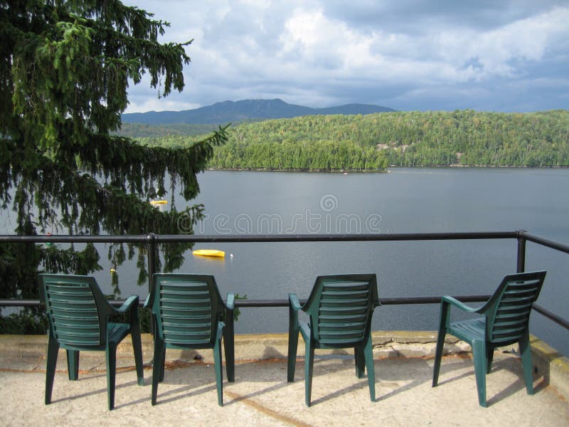 Patru scaune verzi care trec peste lac royalty free stock photo