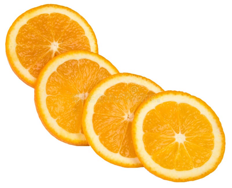 Quattro fette di arancia in diagonale isolato su bianco.