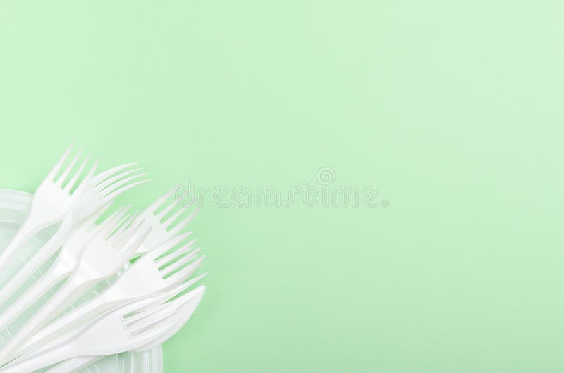 Fourchettes en plastique sur un fond vert Plats de concept, pollution en plastique Copiez l'espace, vue sup?rieure, configuration images stock Fourchettes en plastique sur un fond vert Plats de concept, pollution en plastique Copiez l'espace, vue sup?rieure, configuration images stock