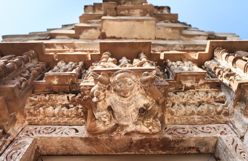 Fourhandsdeity in Khajuraho-complexe tempel royalty-vrije stock foto's Fourhandsdeity in Khajuraho-complexe tempel royalty-vrije stock foto's