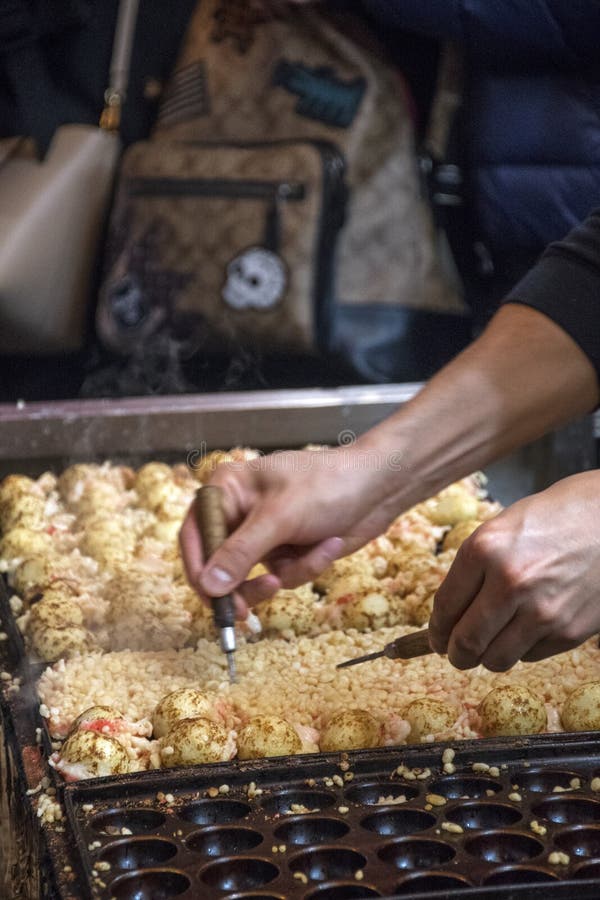 Vendeur Faisant Du Takoyaki Sur Une Poêle À Takoyaki À Osaka, Au