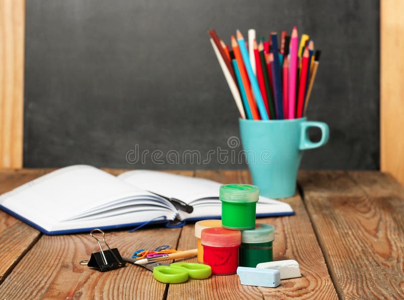 Fournitures scolaires, carnet ouvert et tableau photographie stock Fournitures scolaires, carnet ouvert et tableau photographie stock