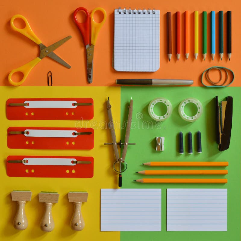 Fournitures scolaires sur le carton coloré comme place photo stock Fournitures scolaires sur le carton coloré comme place photo stock