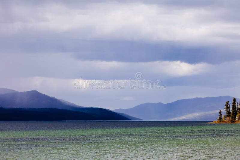 Fox podeszczowych chmur Yukon Jeziorny ciemny terytorium Kanada obrazy royalty free