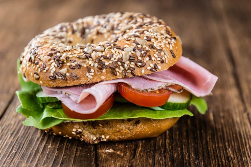 Bagel Mit Salami Schinken Käse Und Ei — Rezepte Suchen