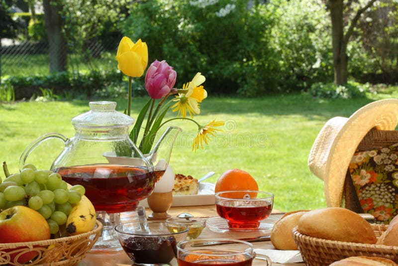 Frühstück im Garten. stockbild. Bild von messer, schwarzes