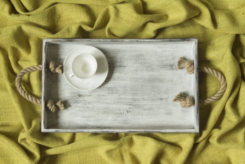 Grey Scale Photography Der FrauenStellung Gegen Mesh Grill Bild. Bild