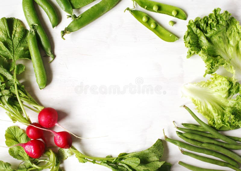 Fr?hlingsgem?se auf wei?em h?lzernem Hintergrund mit Kopienraum Rettich, grüne Erbsen, grüne Bohnen und grüner Salat - neue Ernte stockbild Fr?hlingsgem?se auf wei?em h?lzernem Hintergrund mit Kopienraum Rettich, grüne Erbsen, grüne Bohnen und grüner Salat - neue Ernte stockbild