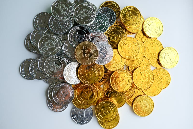 Fra i mucchi dei nodi dorati e d'argento del blockchain e del bitcoin tutt'intorno Blockchain trasferisce il concetto virtuale di immagini stock libere da diritti