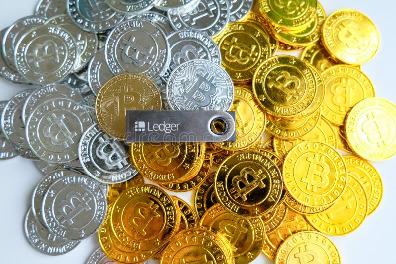 Fra i mucchi dei nodi dorati e d'argento del blockchain e del bitcoin tutt'intorno Blockchain trasferisce il concetto virtuale di fotografia stock libera da diritti