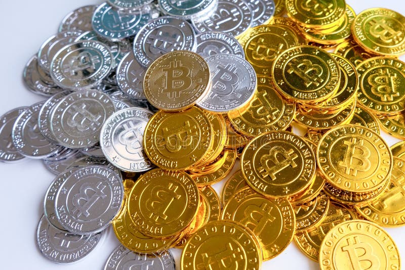 Fra i mucchi dei nodi dorati e d'argento del blockchain e del bitcoin tutt'intorno Blockchain trasferisce il concetto virtuale di fotografie stock libere da diritti