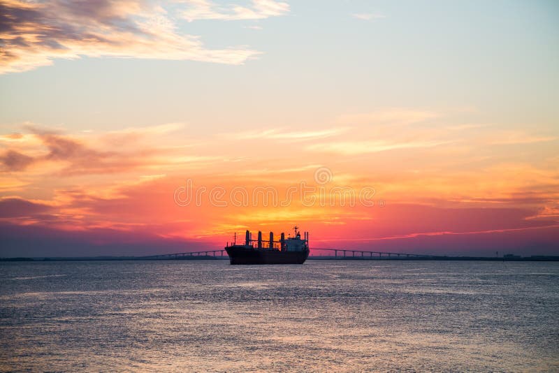 Frachter auf Sonnenuntergang-Horizont
