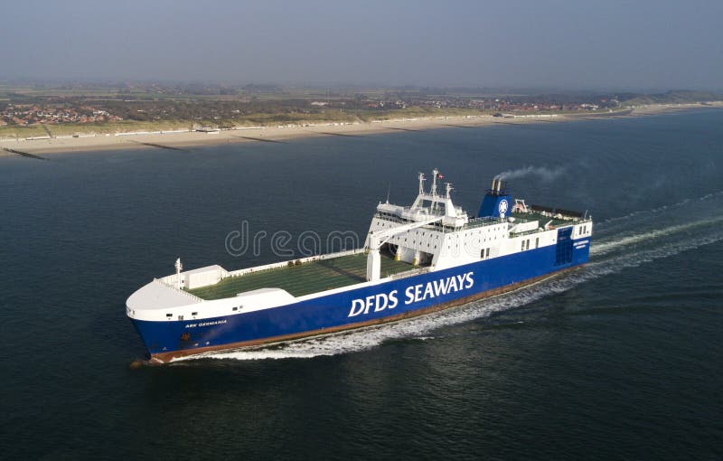 Frachtschiff in dem Meer stockbilder Frachtschiff in dem Meer stockbilder