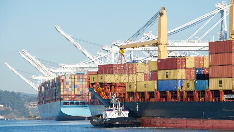 Frachtschiff NIKOLAS, der den Hafen von Oakland betritt lizenzfreies stockbild Frachtschiff NIKOLAS, der den Hafen von Oakland betritt lizenzfreies stockbild