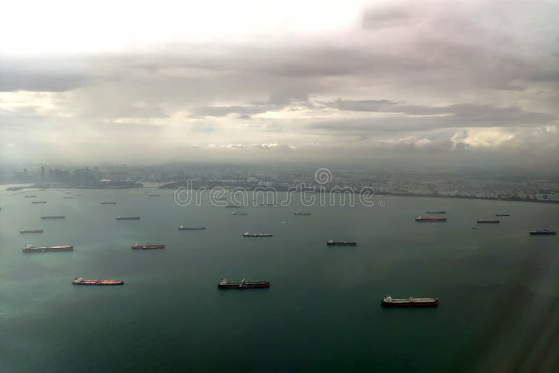 Frachtschiffe im Hafen von Singapur Ansicht von oben Vogelperspektive zum Ufer und zum Meer von der Fläche stockfotos Frachtschiffe im Hafen von Singapur Ansicht von oben Vogelperspektive zum Ufer und zum Meer von der Fläche stockfotos