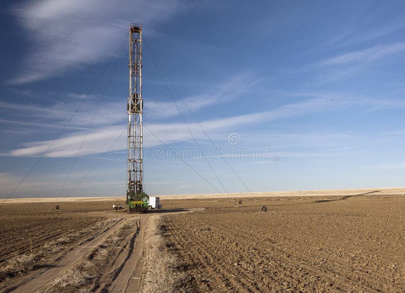 Frackingsinstallatie op een het landbouwbedrijfgebied van Colorado royalty-vrije stock afbeelding Frackingsinstallatie op een het landbouwbedrijfgebied van Colorado royalty-vrije stock afbeelding