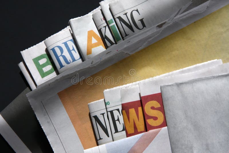 Noticias de última hora en los periódicos imagen de archivo libre de regalías Noticias de última hora en los periódicos imagen de archivo libre de regalías