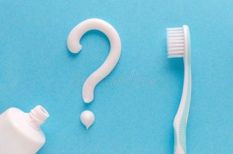 Frage von der Zahnpasta, Zähne interessieren sich Konzept, Zahnbürste auf blauem Hintergrund lizenzfreie stockfotografie