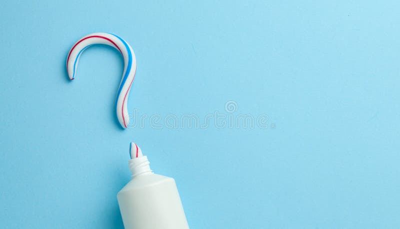 Fragezeichen von Zahnpasta Konzept der Wahl einer guten Zahnpasta für Zahnweißung Tube mit farbiger Zahnpasta stockfoto