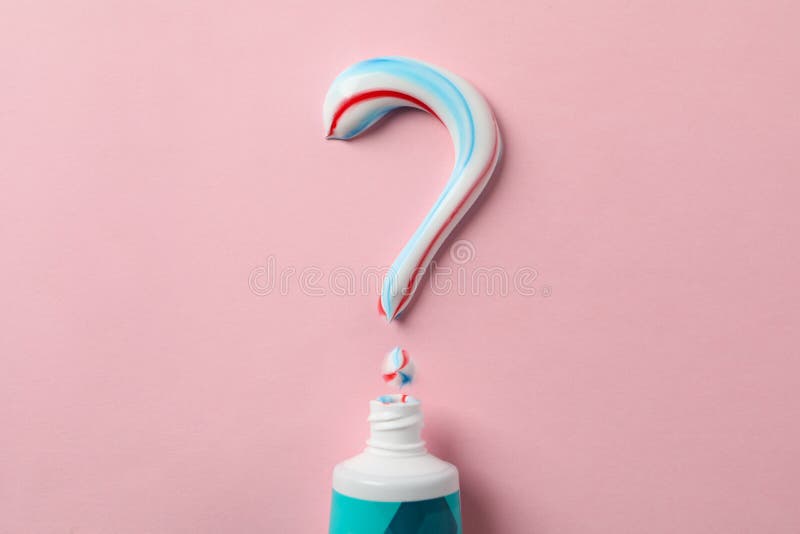 Fragezeichen von Zahnpasta und vom Schlauch auf Hintergrundkopienraum lizenzfreies stockbild