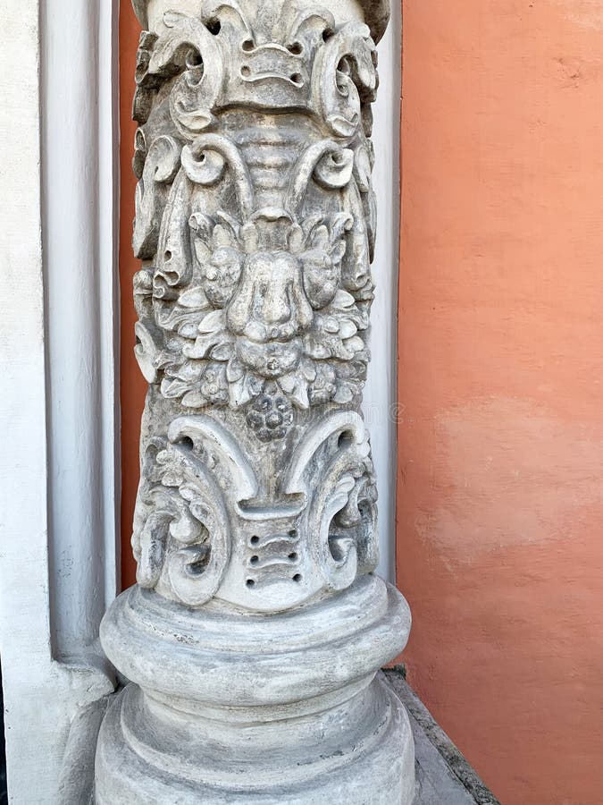 De antiguo tallado columna sobre el entrada sobre el superior iglesia de templo de Resurrección de cristo en, moscú,.