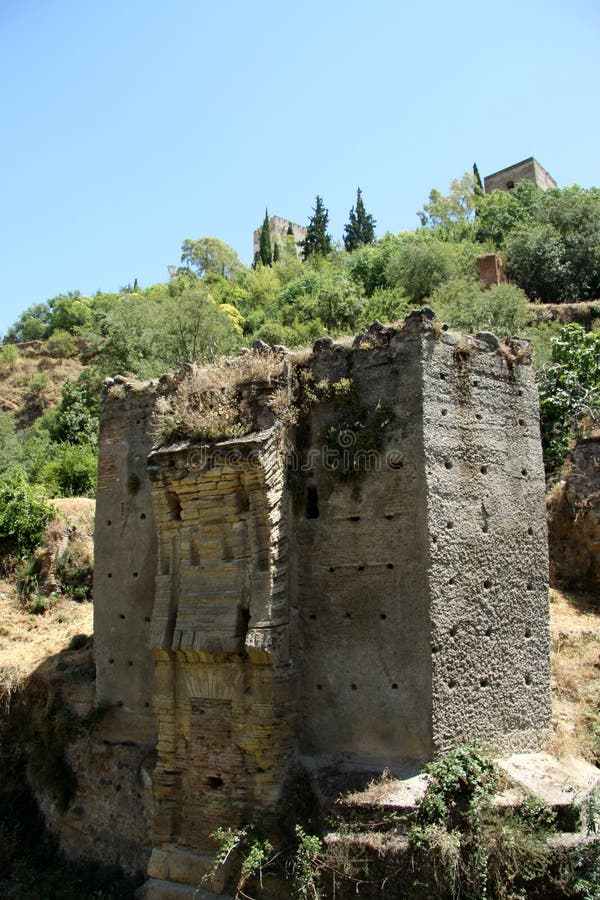 Fragment av arkitektur i den forntida spanska staden av Granada Stadssikt av Granada - en av den mest härliga och mest forntida c royaltyfria bilder Fragment av arkitektur i den forntida spanska staden av Granada Stadssikt av Granada - en av den mest härliga och mest forntida c royaltyfria bilder