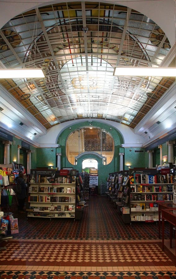 Fragment av den arkitektoniska designen av inre i den Art Nouveau stilen i sångaren House i St Petersburg royaltyfria foton Fragment av den arkitektoniska designen av inre i den Art Nouveau stilen i sångaren House i St Petersburg royaltyfria foton