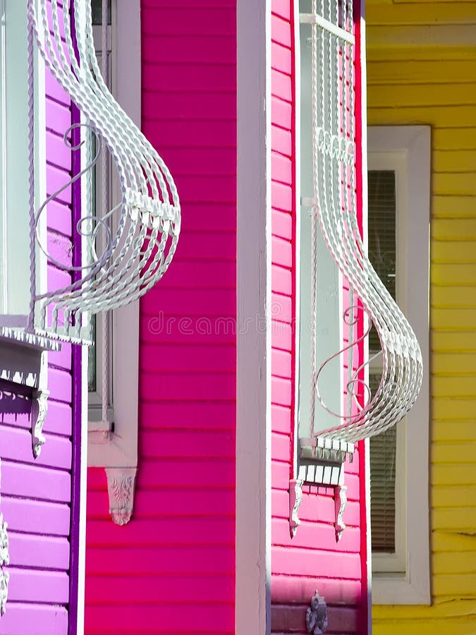 Fragment av en flerfärgad fasad av huset med krökta stänger på fönstren fotografering för bildbyråer Fragment av en flerfärgad fasad av huset med krökta stänger på fönstren fotografering för bildbyråer