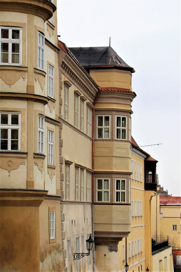 Fragment av fasaden av ett gammalt hus nära den kungliga slotten i Prague, Tjeckien fotografering för bildbyråer Fragment av fasaden av ett gammalt hus nära den kungliga slotten i Prague, Tjeckien fotografering för bildbyråer
