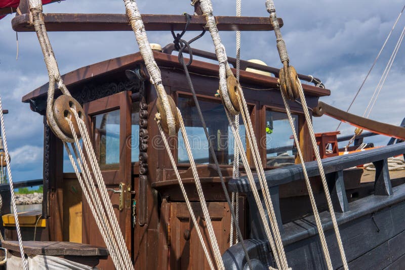 Fragment av riggning av en segelbåt av trä arkivfoton