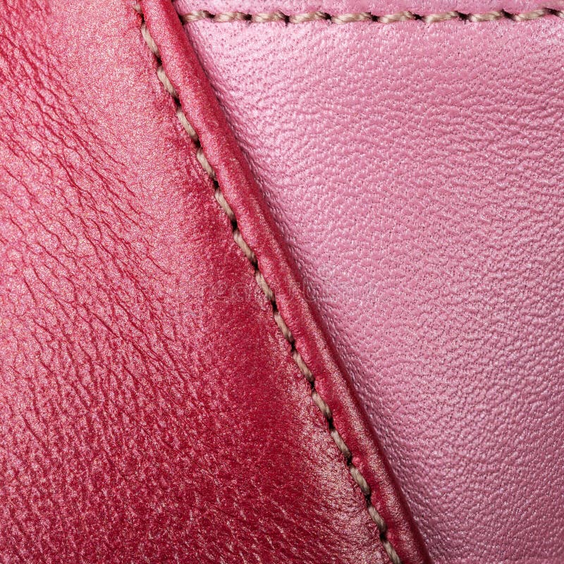 Fragment av röd och rosa färghud. Fragment av sydde stycken av rött och rosa färger flår, den naturliga texturcloseupen, abstrakt bakgrund, lädermodell