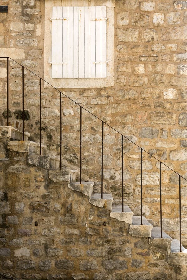 Fragment d'un bâtiment antique avec un escalier dans la vieille ville de Budva photo libre de droits Fragment d'un bâtiment antique avec un escalier dans la vieille ville de Budva photo libre de droits