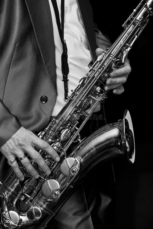 Fragment D'un Saxophone Dans Les Mains Du Musicien Image stock Image du plaisir, orchestre