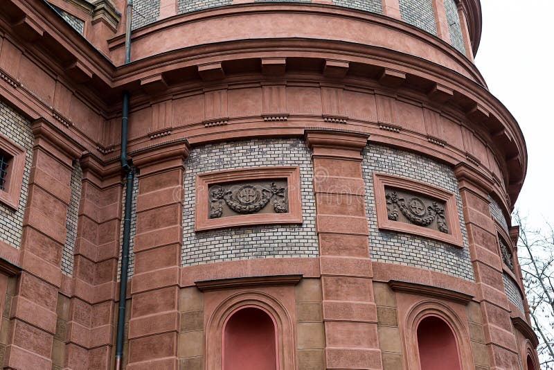 Fragment d'église de mur de briques avec les fenêtres arquées de St Wenceslas Prague photo stock Fragment d'église de mur de briques avec les fenêtres arquées de St Wenceslas Prague photo stock