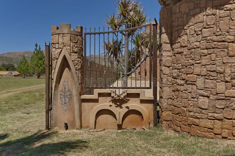 Fragment de barrière avec des ornements en métal de Chateau de Nates, Afrique du Sud images libres de droits Fragment de barrière avec des ornements en métal de Chateau de Nates, Afrique du Sud images libres de droits