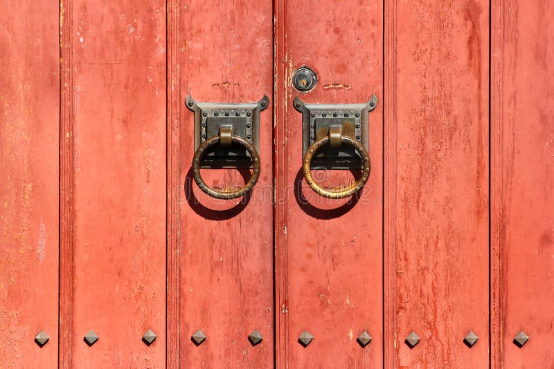 Fragment de vieille porte en bois avec des poignées d'anneau images stock Fragment de vieille porte en bois avec des poignées d'anneau images stock