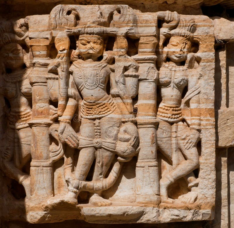 Fragment der monumentalen Fassade des traditionellen hindischen Steintempels mit Steingrafik in Rajasthan