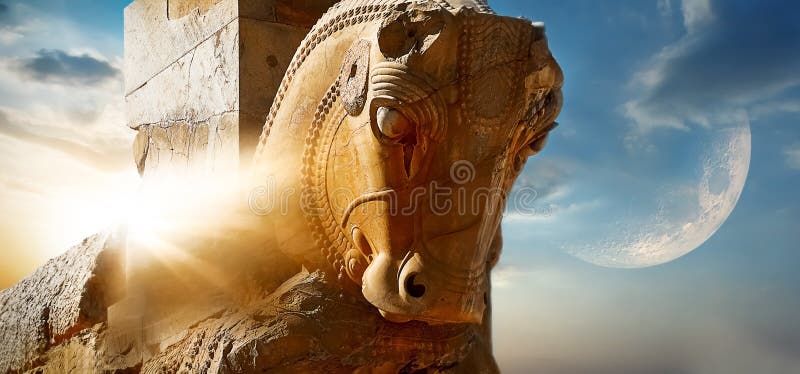 Fragment der Statue eines Pferds in altem Persepolis vor dem hintergrund der Sonne und des Mondes Anblick vom Iran Tag und Ni stockbild
