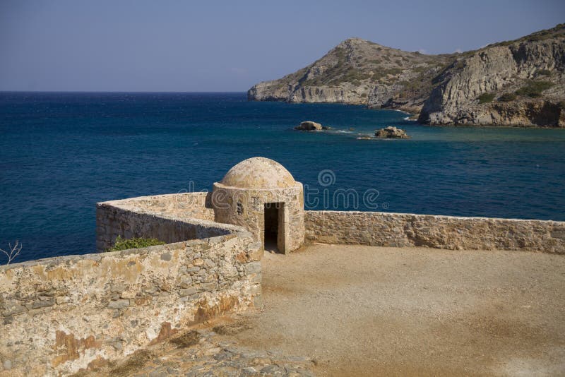 Fragment eines Verteidigungsturms und -wände in der Spinalonga-Festung Seeansicht von der Aussätziginsel in Griechenland lizenzfreie stockbilder Fragment eines Verteidigungsturms und -wände in der Spinalonga-Festung Seeansicht von der Aussätziginsel in Griechenland lizenzfreie stockbilder