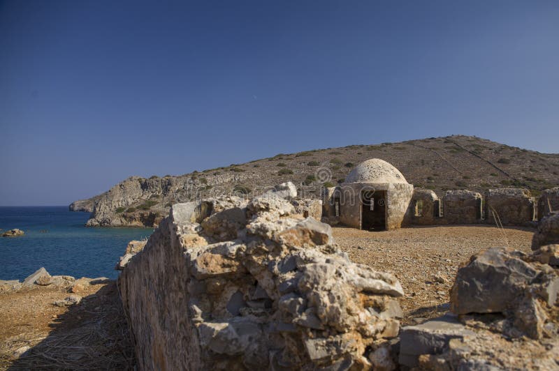 Fragment eines Verteidigungsturms und -wände in der Spinalonga-Festung Seeansicht von der Aussätziginsel in Griechenland stockfotografie Fragment eines Verteidigungsturms und -wände in der Spinalonga-Festung Seeansicht von der Aussätziginsel in Griechenland stockfotografie