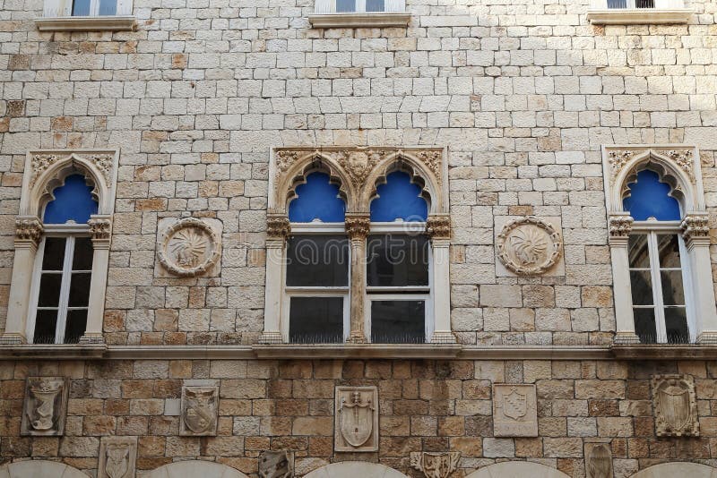 Fragment fasady dawnej hali, Trogir, Chorwacja zdjęcia royalty free