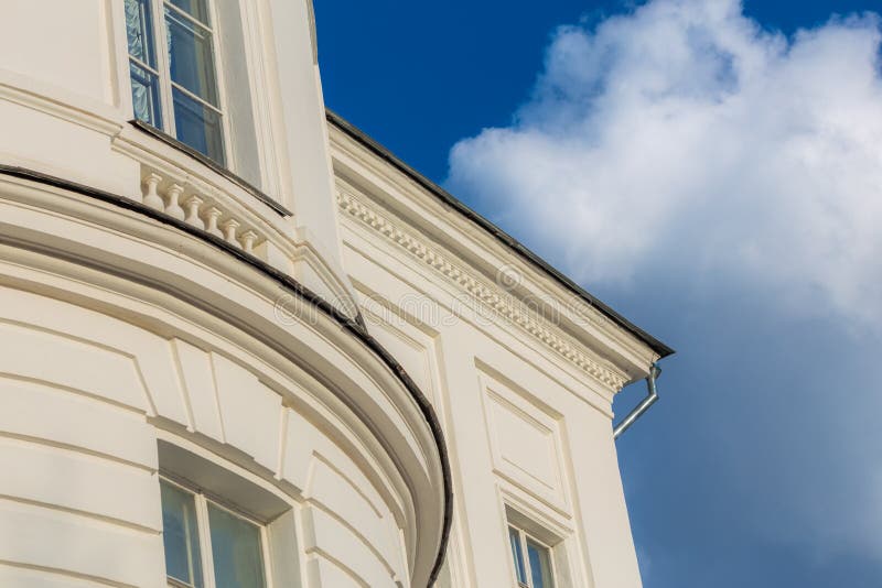 Fragment för hus för klassicismstil vitt royaltyfri fotografi Fragment för hus för klassicismstil vitt royaltyfri fotografi