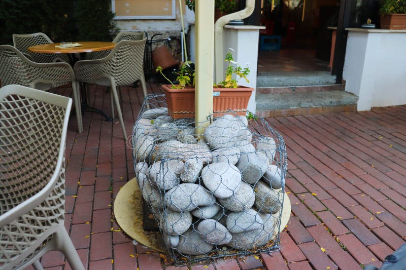 Fragment de fileu de gabion umplut cu piatră. fileu de gabion ca design pentru construcții. stock image