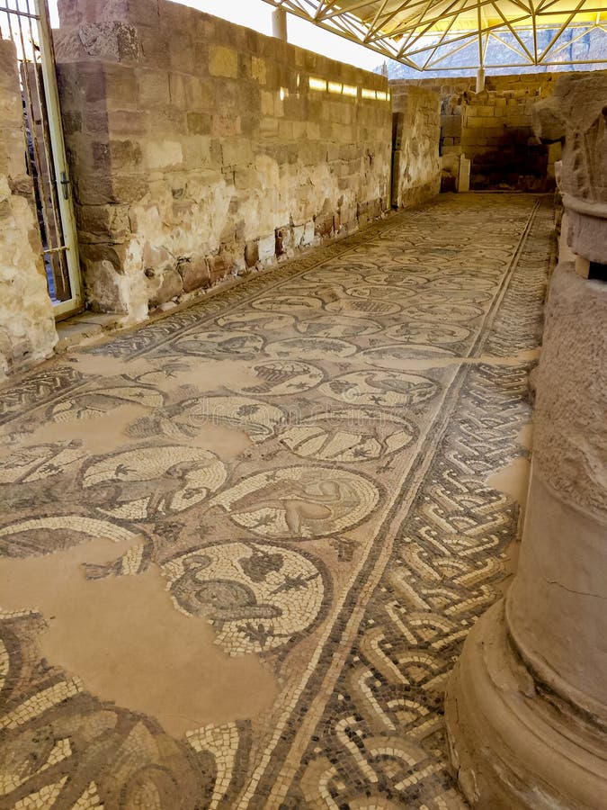 Fragment Roman Mosaics Ruins an der alten byzantinischen Kirche in der verlorenen Stadt von PETRA lizenzfreie stockfotografie Fragment Roman Mosaics Ruins an der alten byzantinischen Kirche in der verlorenen Stadt von PETRA lizenzfreie stockfotografie