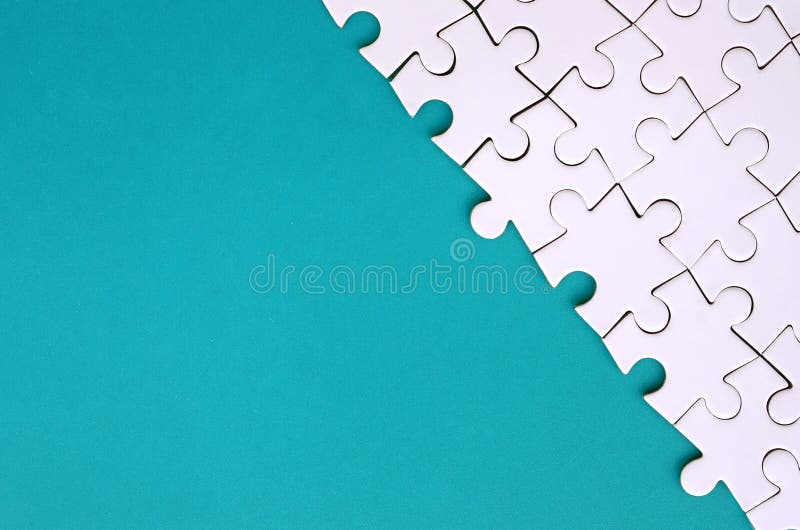 Fragment van een gevouwen witte puzzel op de achtergrond van een blauwe plastic oppervlakte Textuurfoto met exemplaarruimte voor royalty-vrije stock afbeeldingen Fragment van een gevouwen witte puzzel op de achtergrond van een blauwe plastic oppervlakte Textuurfoto met exemplaarruimte voor royalty-vrije stock afbeeldingen