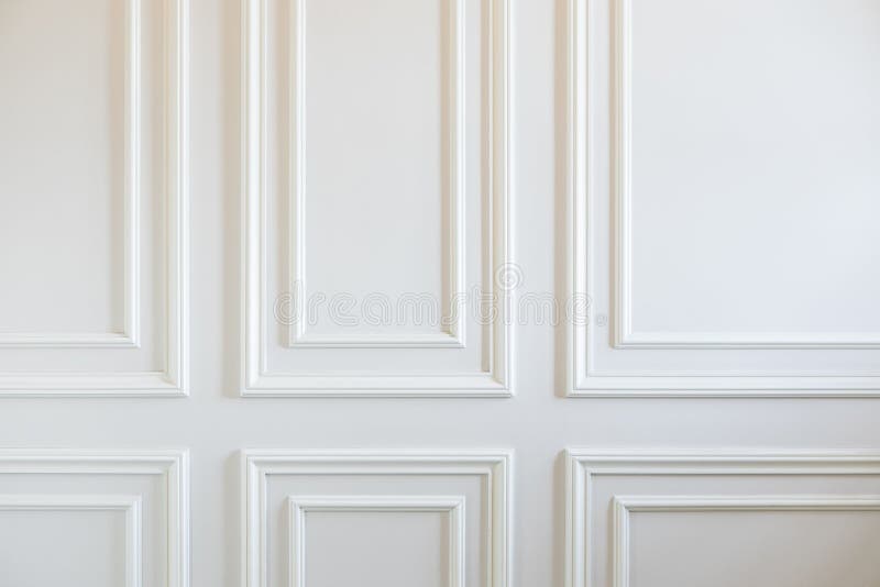 Fragment von den klassischen weißen Wänden verziert mit Formteilen