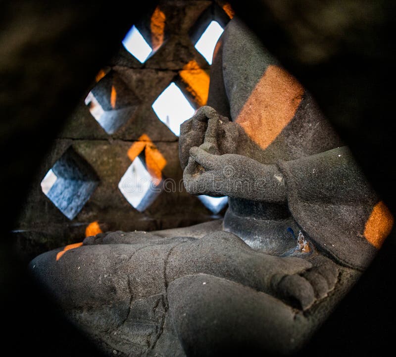 Fragmentera stenväggmålningar på den indonesiska ön för den Borobudur templet av Java fotografering för bildbyråer