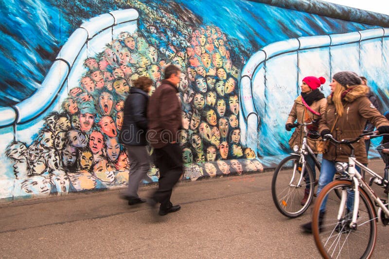 Fragmentet av grafitti på Berlin Wall på gallerit för den östliga sidan, som kollapsade in 1989 och nu, är det största världsgraf royaltyfri fotografi Fragmentet av grafitti på Berlin Wall på gallerit för den östliga sidan, som kollapsade in 1989 och nu, är det största världsgraf royaltyfri fotografi